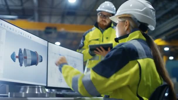 Heavy Industry Factory Engenheira Industrial Feminina Trabalha Computador Pessoal Ela — Vídeo de Stock