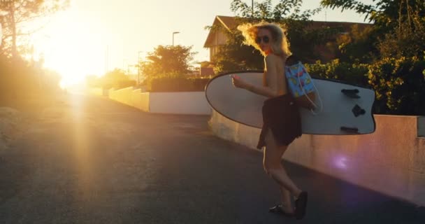 Mooie Jonge Vrouw Een Badpak Bedrijf Surfboard Lopen Voorstedelijk Gebied — Stockvideo