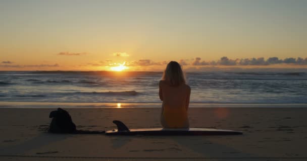 Deniz Gün Batımı Bakarak Onun Surfboard Sahilde Oturup Mayo Güzel — Stok video