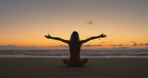 Silhouet Van Mooie Jonge Vrouw Swimsuit Doen Zittend Yoga Het — Stockvideo