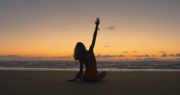 Silhueta Bela Jovem Mulher Maiô Fazendo Sentado Yoga Praia Enquanto — Vídeo de Stock