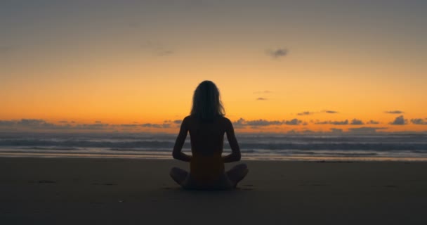 Silhuetten Vacker Ung Kvinna Baddräkt Gör Sittande Yoga Stranden Medan — Stockvideo