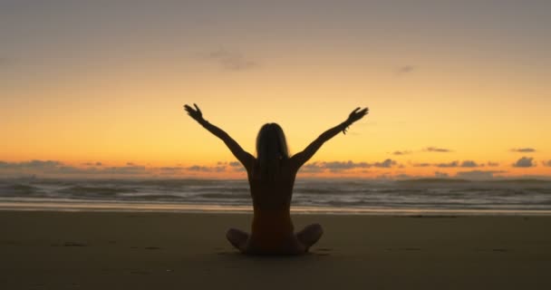 Силуэт Красивой Молодой Женщины Купальнике Занимающейся Йогой Пляже Наблюдая Закатом — стоковое видео