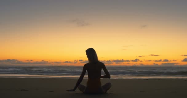 Silhueta Bela Jovem Mulher Maiô Fazendo Sentado Yoga Praia Enquanto — Vídeo de Stock