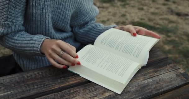 Nahaufnahme Der Hände Der Frau Während Sie Ein Buch Liest — Stockvideo