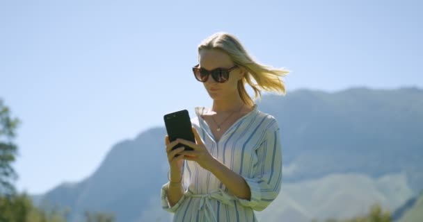 Belle Jeune Femme Blonde Dans Les Vêtements Décontractés Les Lunettes — Video