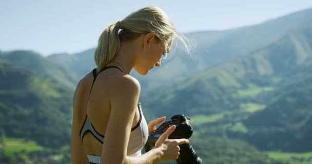 Ajuste Joven Rubia Mujer Ropa Deportiva Toma Fotos Profesionales Con — Vídeos de Stock