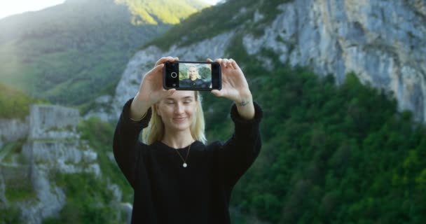 Retrato Hermosa Chica Rubia Tomando Selfie Con Teléfono Inteligente Sosteniendo — Vídeos de Stock