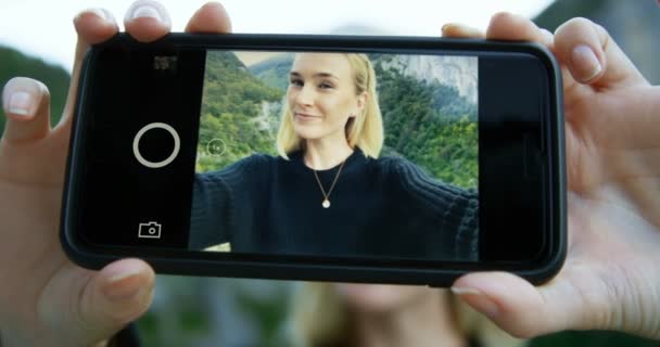 Close Smartphone Scherm Van Het Mooie Blonde Meisje Selfie Nemen — Stockvideo