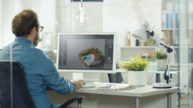 Video oyunu Tasarımcısı, yeni 3d düzeyde kişisel bilgisayarında çalışır. Modern ve parlak yaratıcı stüdyo ortamında bir geliştirici olarak çalışıyor.