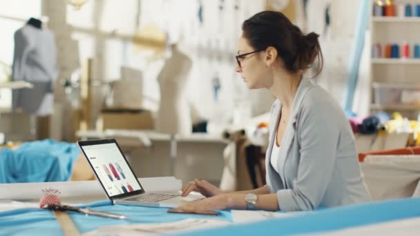 Hermosa Diseñadora Moda Femenina Utiliza Ordenador Portátil Escritorio Ella Agrega — Vídeos de Stock