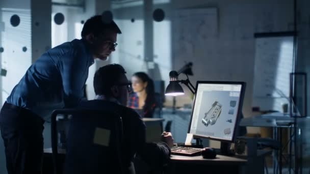 Поздно Ночью Два Инженера Технолога Обсуждают Трехмерный Дизайн Компонентов Выполненный — стоковое видео