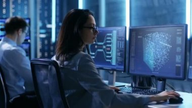 Yüksek teknoloji AI araştırma merkezi kadın BT mühendisi bir Neural ağ projede çalışan, onu kişisel bilgisayar kullanır, ekran gösterir onun ilerleme.