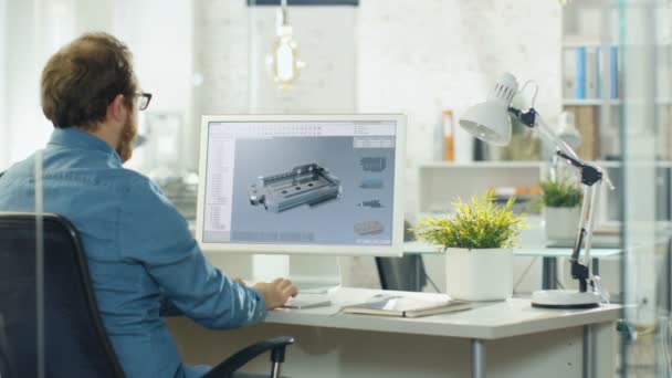 Industriell Designingenjör Fungerar Komponent Cad Program Sin Dator Han Arbetar — Stockvideo