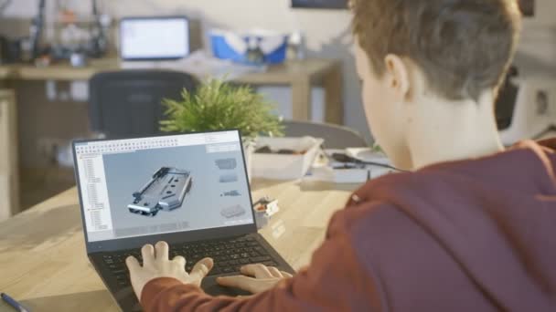 男孩使用笔记本电脑在 Cad 程序中为他的科学机器人课程制作3D 设计组件 — 图库视频影像