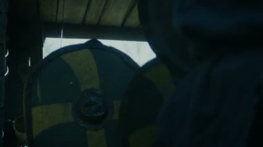 Büyük ölçekli ortaçağ savaş Reenactment. Vahşi savaşçı kabilesi tahta kale ve saldırı Muhafızlar kapılardan çalıştırın. Balta, kılıç ve kalkanlar ile mücadele.