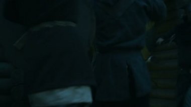 Büyük ölçekli ortaçağ savaş Reenactment. Savaşçıların şiddetli kabile saldırı Muhafızlar ve ahşap sur kapılarından çalıştırın. Balta, kılıç ve kalkanlar ile mücadele.