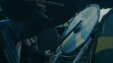 Büyük ölçekli ortaçağ savaş Reenactment. Savaşçı saldırı korumaları ve tahta kale sivil şiddet kabilesi. Balta, kılıç ve kalkanlar ile mücadele.