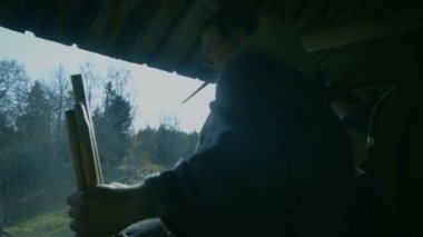 Büyük ölçekli ortaçağ savaş Reenactment. Muhafızlar tahta kale duvarına saldırı kovmak hazır olun. Onlar düşman ateş ok ve yay üzerinden Spears atmak.
