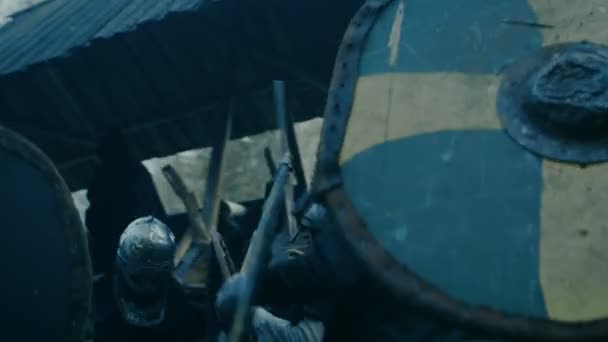 Nachstellung Mittelalterlicher Schlachten Gewalttätige Kriegerstämme Greifen Wachen Und Zivilisten Der — Stockvideo