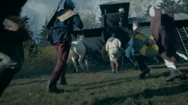 Medieval Battle Reenactment Violenta Tribu Guerreros Ataca Fortaleza Madera Corren — Vídeo de stock