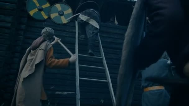 Storskaliga Medeltida Strid Reenactment Våldsamma Stam Krigare Angripa Trä Fästning — Stockvideo