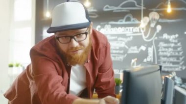 Güzel kadın geliştirici kullandığı kişisel bilgisayar ve bir kap içinde sakallı Programer ile görüşmelerde, birlikte onlar tasarım yeni hareket eden Video oyun / uygulama. Gençler iş başında yaratıcı Development Studio.