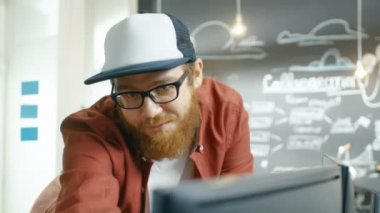 Güzel kadın cep Vide oyun geliştiricisi kullandığı kişisel bilgisayar ve bir kap içinde sakallı Programer ile görüşmeler. Gençler iş başında yaratıcı Development Studio.