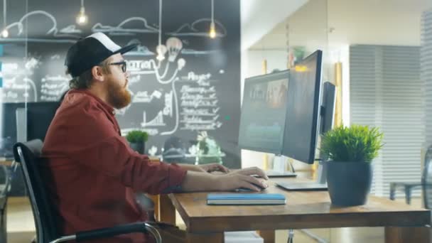 Dans Vidéaste Agence Créative Dans Chapeau Fonctionne Sur Ordinateur Personnel — Video