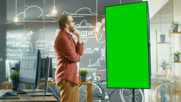 Der Männliche App Entwickler Betrachtet Ein Interaktives Whiteboard Mit Grünem — Stockvideo