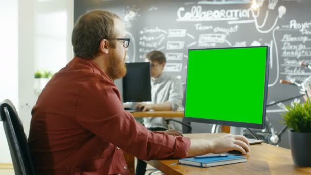 Man Works Personal Computer Green Mock Screen Fundo Escritório Criativo — Vídeo de Stock