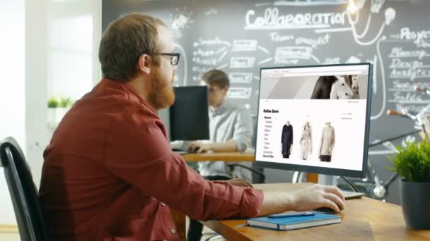 网页设计师在网上零售服装店的网站上工作 他和同事在 Styish 创意机构工作室 — 图库视频影像