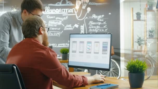 Två Manliga Mobila Applikation Spelutvecklare Tala Medan Arbetar Persondator Utforma — Stockvideo