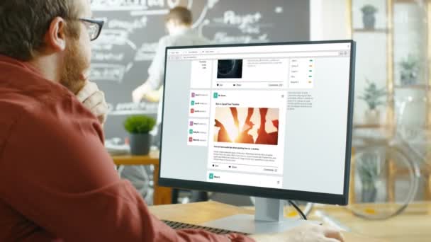 Yaratıcı Ofis Çalışanı Duvarına Bir Kişisel Bilgisayar Aracılığıyla Verilirse Sosyal — Stok video
