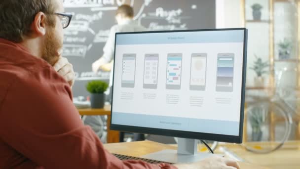 Male Mobile Game Application Developer Trabaja Una Computadora Personal Diseñando — Vídeo de stock