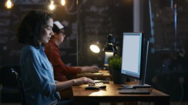 Güzel kadın Coder onun okul sırası vasıl Peropnal bilgisayarında çalışır. Onun erkek arkadaşı yanına oturur. Office akşam yaratıcı kondu.