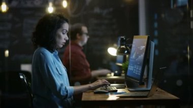 Stres, aşırı kadın yatırımcı tutan Her kafasından bir kişisel bilgisayarda çalışırken elleri. Arka plan yaratıcı ofiste.