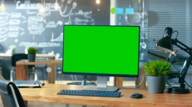 Kişisel bilgisayar Mock-up yeşil ekran monitör ofis masasında adam arka plan standları ile yaratıcı ofiste gündüz çalışıyor..