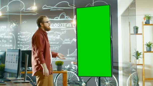 Desenvolvedor Masculino Olha Para Whiteboard Interativo Com Tela Verde Mock — Vídeo de Stock