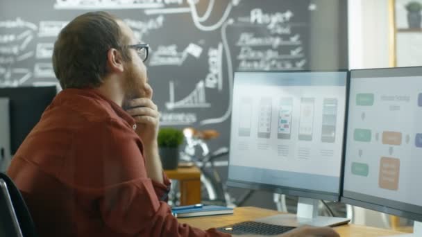 Männliche Mobile Videospielanwendungsentwickler Arbeitet Einem Personal Computer Und Entwirft Wireframe — Stockvideo