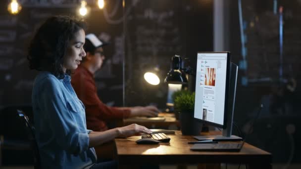 Hermosa Trabajadora Oficina Hojeando Sitio Redes Sociales Desplazando Pared Página — Vídeos de Stock