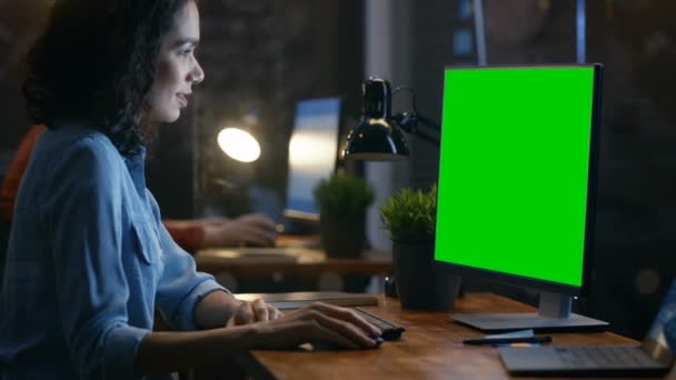 Hermosa Mujer Empleada Oficina Escritorio Trabaja Ordenador Personal Pantalla Verde — Vídeos de Stock