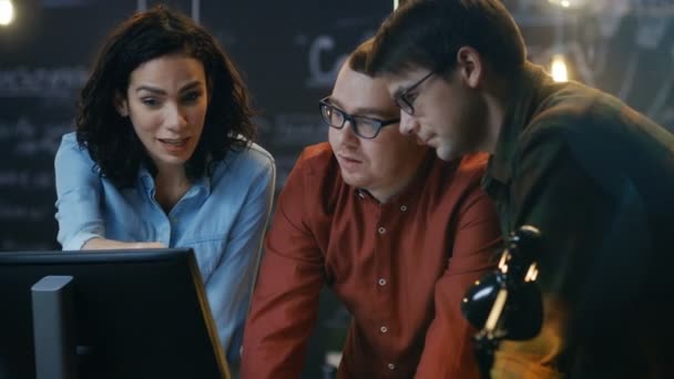 Трое Сотрудников Офиса Обсуждают Текущий Проект Указывают Экран Персонального Компьютера — стоковое видео