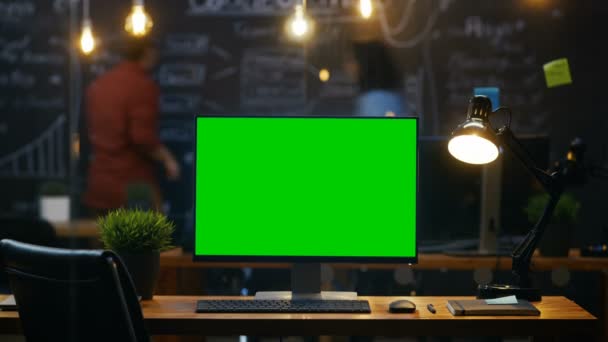 Computador Pessoal Com Monitor Tela Verde Mock Fica Mesa Escritório — Vídeo de Stock