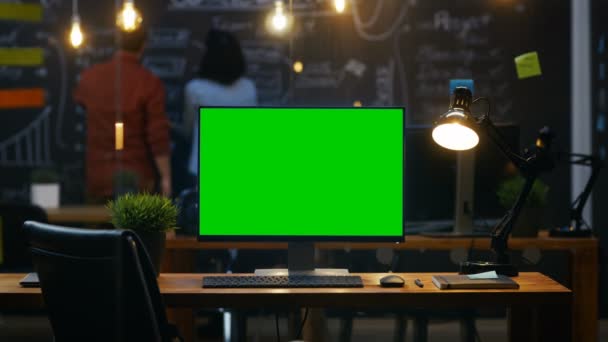 Computador Pessoal Com Monitor Tela Verde Mock Fica Mesa Escritório — Vídeo de Stock