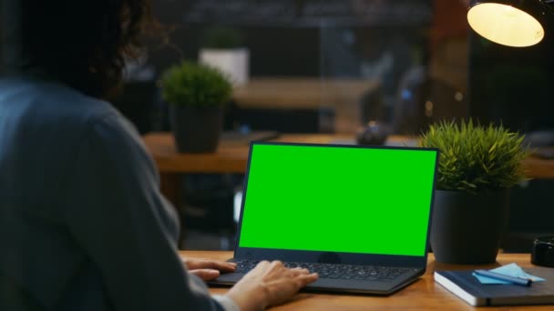 Bela Funcionária Escritório Feminino Seu Desktop Funciona Laptop Tela Verde — Vídeo de Stock