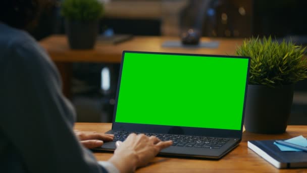 Trabajadora Oficina Escritorio Trabaja Una Computadora Portátil Con Pantalla Verde — Vídeo de stock