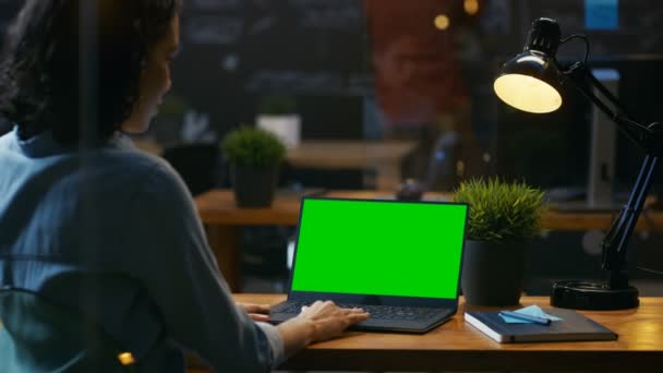 Trabajadora Oficina Escritorio Trabaja Una Computadora Portátil Con Pantalla Verde — Vídeos de Stock