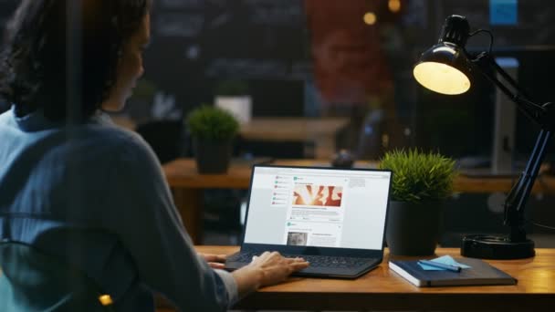 Feminino Usa Laptop Para Navegar Site Redes Sociais Rolando Parede — Vídeo de Stock