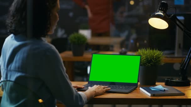 Trabajadora Oficina Escritorio Trabaja Una Computadora Portátil Con Pantalla Verde — Vídeos de Stock